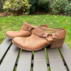 Frye Carson Belted Harness Mules Brown Leather Moto Clog Women’s 9